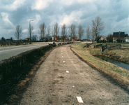 847387 Gezicht over de ventweg langs de M.A. Reinaldaweg (onderdeel van de S17, de secundaire provinciale weg ...
